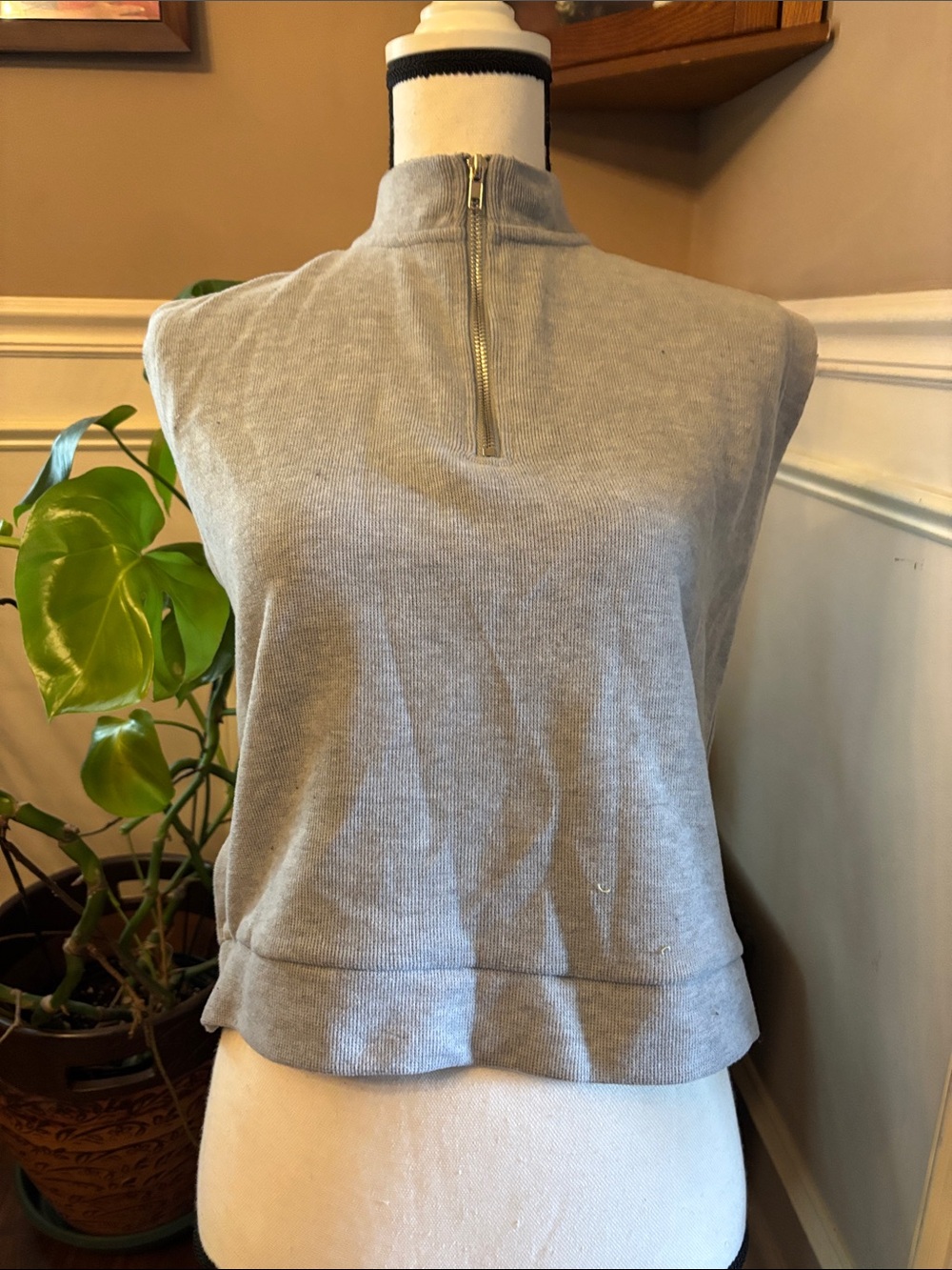 Sleeveless Mock Neck Zip Tank Top in Light Gray